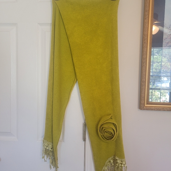 Elegant Green Scarf with Lace Trim - Picture 3 of 6